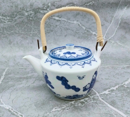 上世紀八十年代嬰戲紋青花提梁壺拍賣，當前價格268元