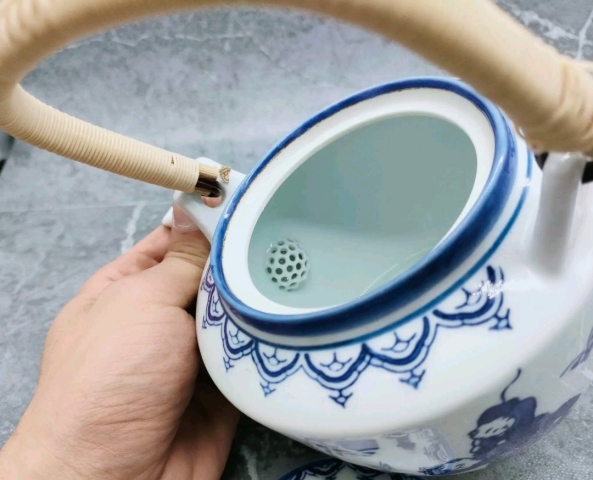 古玩陶瓷上世紀(jì)八十年代嬰戲紋青花提梁壺拍賣，當(dāng)前價(jià)格268元