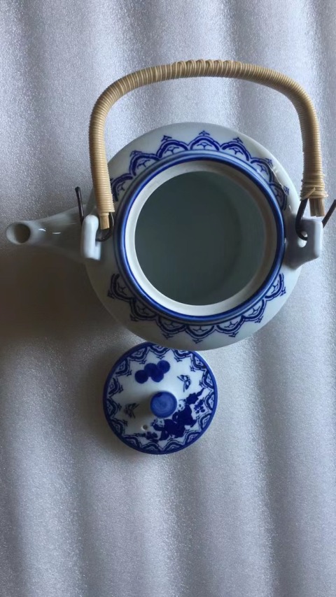 古玩陶瓷上世紀(jì)八十年代嬰戲紋青花提梁壺拍賣，當(dāng)前價(jià)格268元