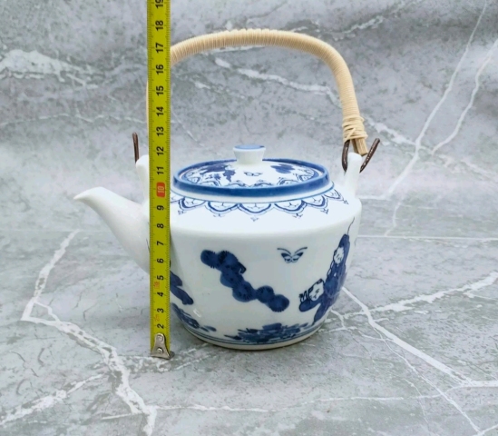 古玩陶瓷上世紀(jì)八十年代嬰戲紋青花提梁壺拍賣，當(dāng)前價(jià)格268元