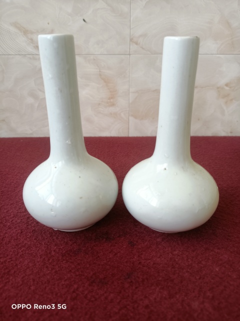 古玩陶瓷出口創(chuàng)匯期白釉荸薺瓶拍賣,當前價格380元