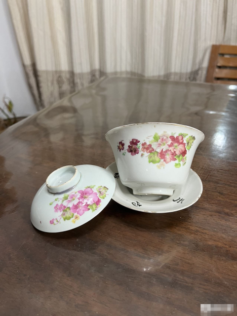 古玩陶瓷【清倉(cāng)大處理】民國(guó)花卉紋三才蓋碗一套拍賣,當(dāng)前價(jià)格399元