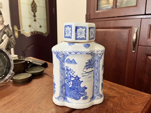 古玩陶瓷人物山水花卉紋青花海棠型茶葉罐拍賣，當前價格299元