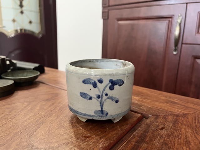 古玩陶瓷清代花卉紋青花三足筒式香爐拍賣,當前價格200元