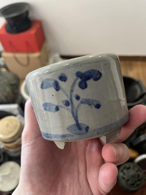 古玩陶瓷清代花卉紋青花三足筒式香爐拍賣,當前價格200元