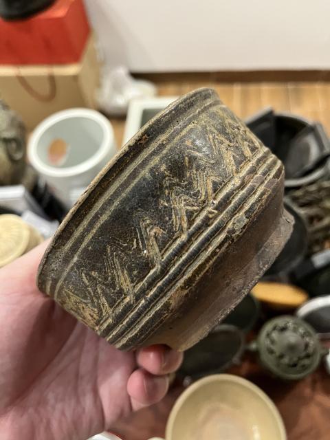 古玩陶瓷宋末元初褐釉刻花水波紋餅足筒式香爐拍賣，當(dāng)前價(jià)格699元