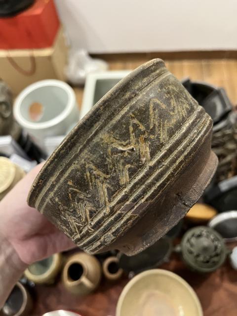 古玩陶瓷宋末元初褐釉刻花水波紋餅足筒式香爐拍賣，當(dāng)前價(jià)格699元