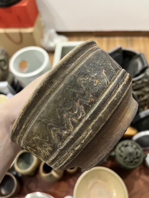 古玩陶瓷宋末元初褐釉刻花水波紋餅足筒式香爐拍賣，當(dāng)前價(jià)格699元
