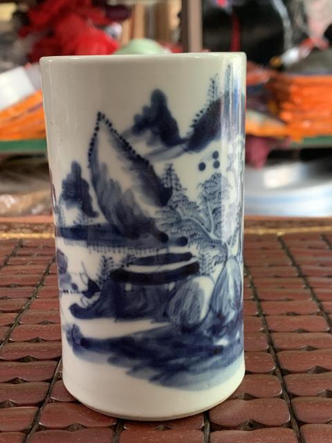古玩陶瓷晚清風(fēng)格山水紋青花筆筒拍賣，當(dāng)前價(jià)格3800元