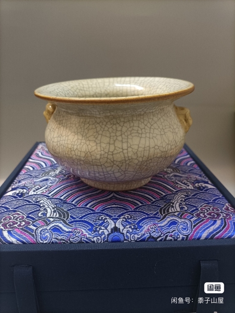 域鉴古玩】清代道光至咸丰哥釉地铁锈釉双铺首圈足钵式香炉鉴定