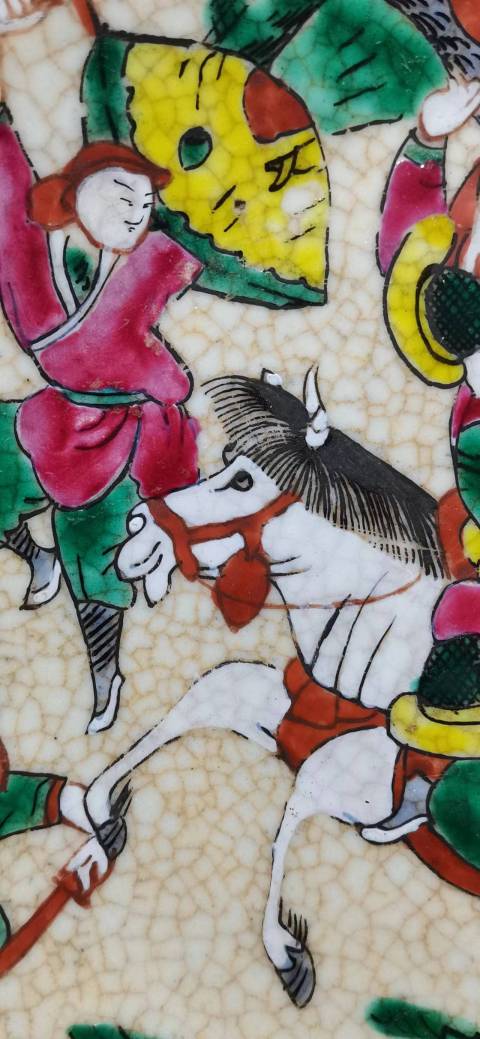 古玩陶瓷清末民國成化年制款哥釉地鐵銹釉刀馬人五彩加粉彩盤拍賣，當前價格4200元