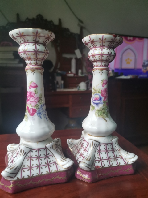 古玩陶瓷六十至八十年代花卉紋燈臺(tái)拍賣(mài),當(dāng)前價(jià)格220元