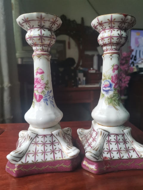 古玩陶瓷六十至八十年代花卉紋燈臺(tái)拍賣(mài),當(dāng)前價(jià)格220元