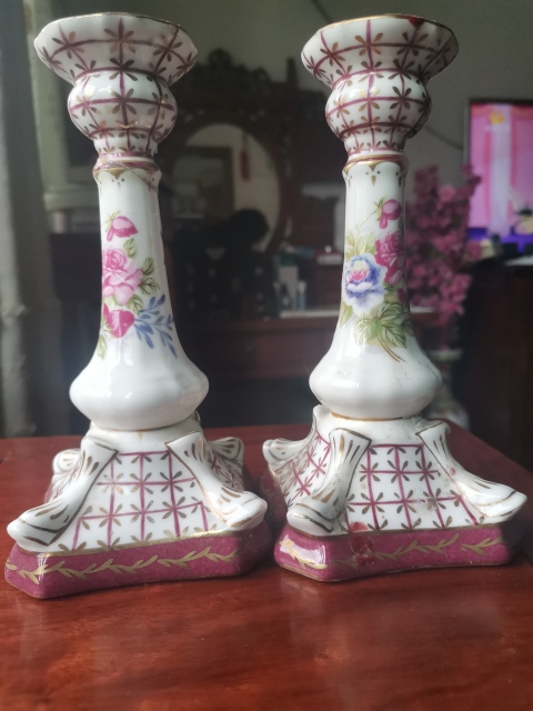 古玩陶瓷六十至八十年代花卉紋燈臺(tái)拍賣(mài),當(dāng)前價(jià)格220元