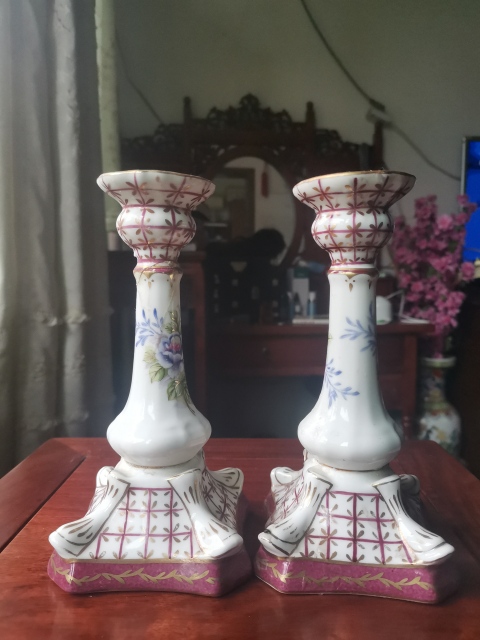 古玩陶瓷六十至八十年代花卉紋燈臺(tái)拍賣(mài),當(dāng)前價(jià)格220元