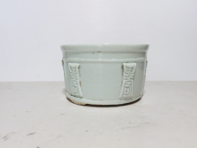 古玩陶瓷(收藏品)白釉長壽紋香爐拍賣,當前價格0元