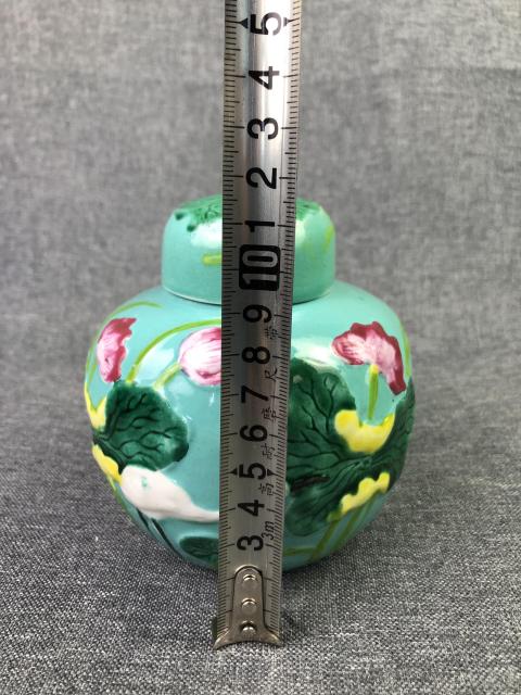 古玩陶瓷民國一路連科堆塑蓋罐拍賣,當前價格1999元