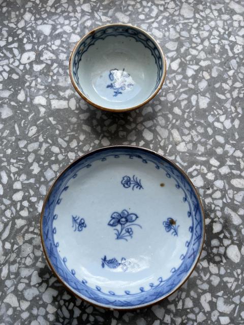 古玩陶瓷外醬釉內(nèi)青花杯碟一套拍賣，當(dāng)前價(jià)格1800元