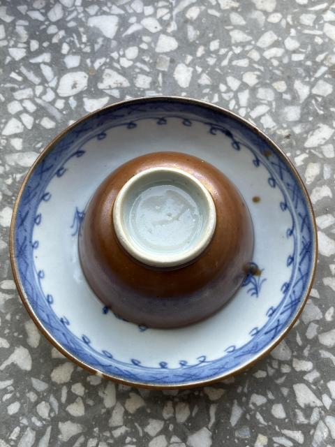 古玩陶瓷外醬釉內(nèi)青花杯碟一套拍賣，當(dāng)前價(jià)格1800元