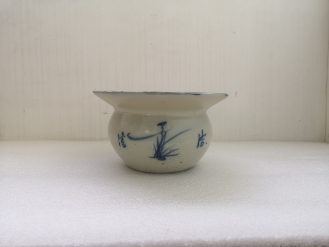古玩陶瓷民國(guó)花卉紋青花渣斗拍賣,當(dāng)前價(jià)格550元