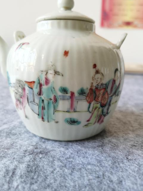 古玩陶瓷晚清.人物紋粉彩提梁壺199拍賣，當前價格199元