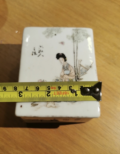 古玩陶瓷羅宿氏款仕女粉彩四方蓋盒拍賣，當前價格2500元
