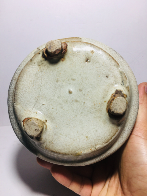 古玩陶瓷（清末民初）哥釉三足香爐拍賣，當前價格0元