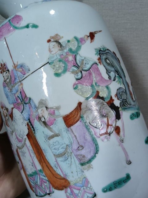 古玩陶瓷清代光緒至民國大清乾隆年制款刀馬人粉彩瓶拍賣，當前價格35000元