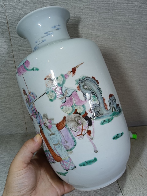 古玩陶瓷清代光緒至民國大清乾隆年制款刀馬人粉彩瓶拍賣，當前價格35000元