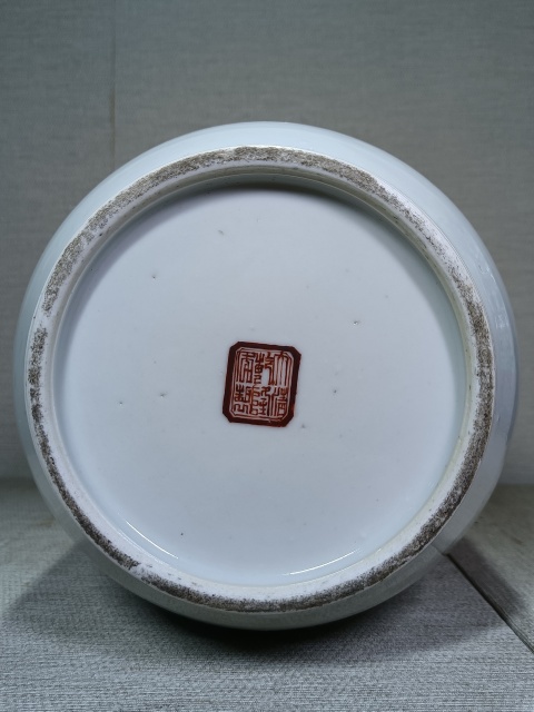 古玩陶瓷清代光緒至民國大清乾隆年制款刀馬人粉彩瓶拍賣，當前價格35000元