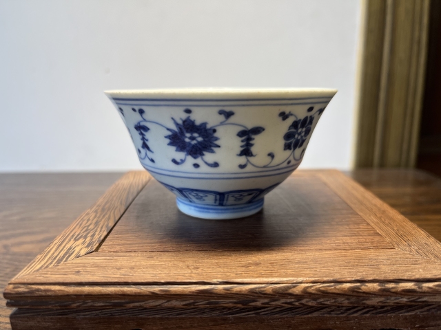 古玩陶瓷清三代偏雍正青花纏枝花卉紋碗拍賣，當前價格1800元