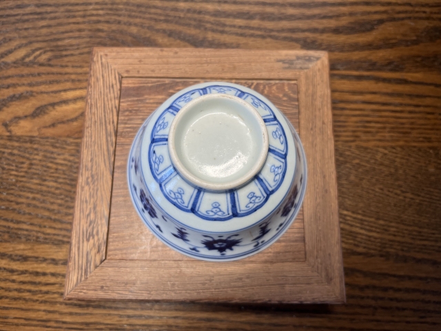 古玩陶瓷清三代偏雍正青花纏枝花卉紋碗拍賣，當前價格1800元