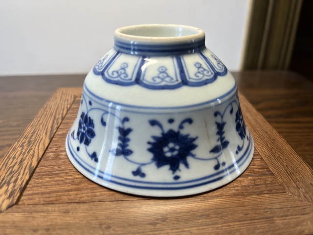 古玩陶瓷清三代偏雍正青花纏枝花卉紋碗拍賣，當前價格1800元