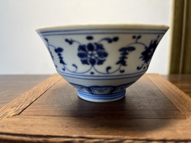 古玩陶瓷清三代偏雍正青花纏枝花卉紋碗拍賣，當前價格1800元