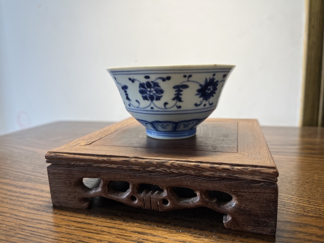 古玩陶瓷清三代偏雍正青花纏枝花卉紋碗拍賣，當前價格1800元