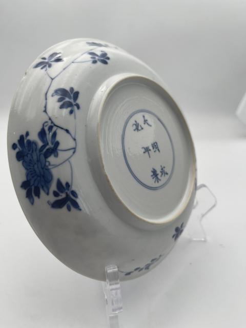 域鉴古玩】清代康熙大明成化年制款花卉纹青花盘拍卖价格/图片/值