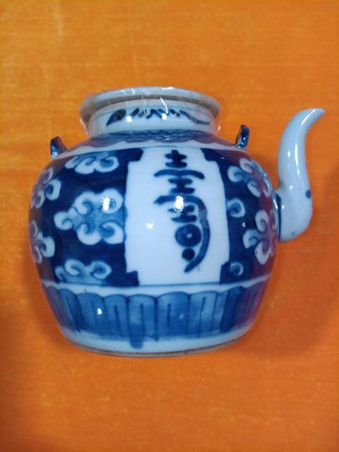古玩陶瓷清中期青花壽字紋提梁壺拍賣，當(dāng)前價(jià)格2180元