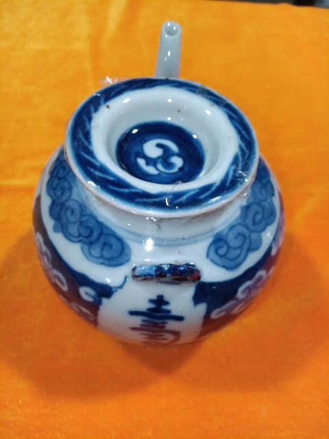 古玩陶瓷清中期青花壽字紋提梁壺拍賣，當(dāng)前價(jià)格2180元
