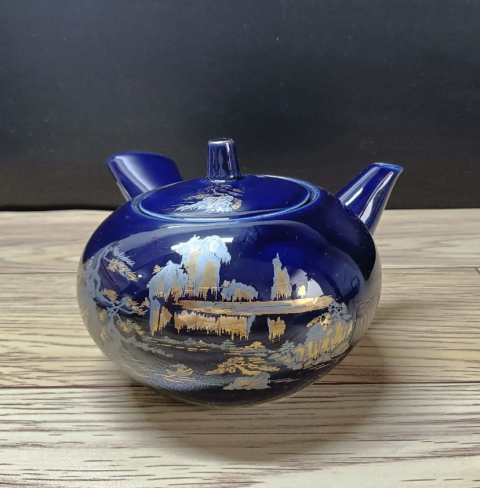 古玩陶瓷上世紀中期藍釉描金山水紋側把壺拍賣，當前價格350元