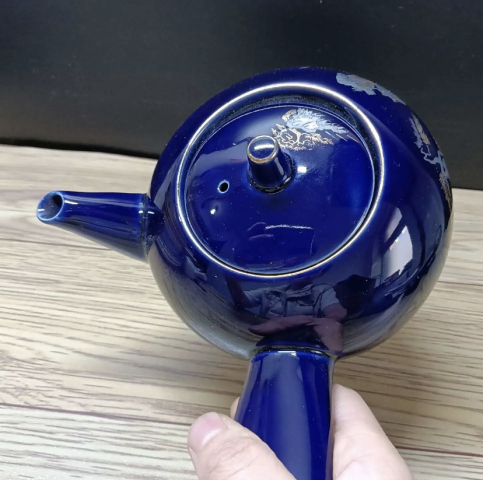 古玩陶瓷上世紀中期藍釉描金山水紋側把壺拍賣，當前價格350元