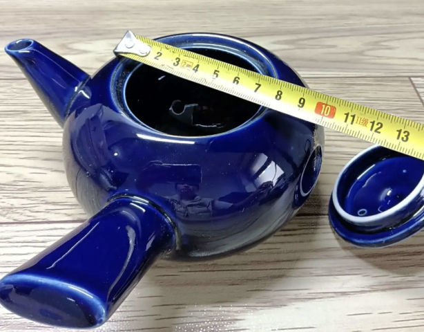 古玩陶瓷上世紀中期藍釉描金山水紋側把壺拍賣，當前價格350元