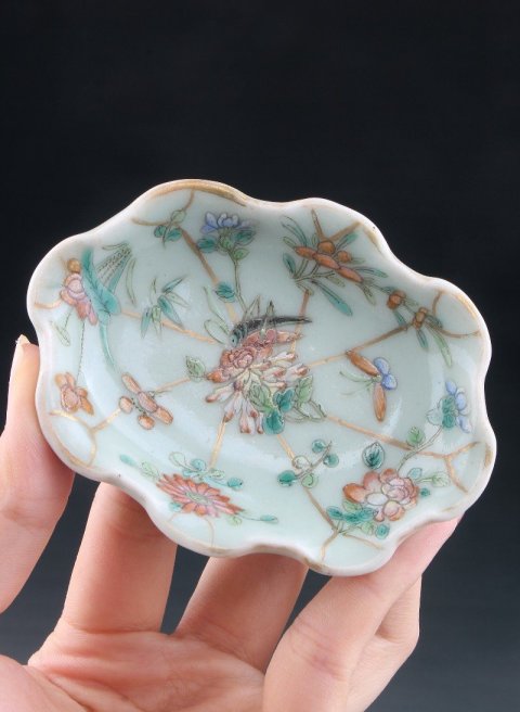 古玩陶瓷6644】清同治  本朝款豆青釉粉彩蝶戀花荷葉形筆添拍賣，當前價格4000元