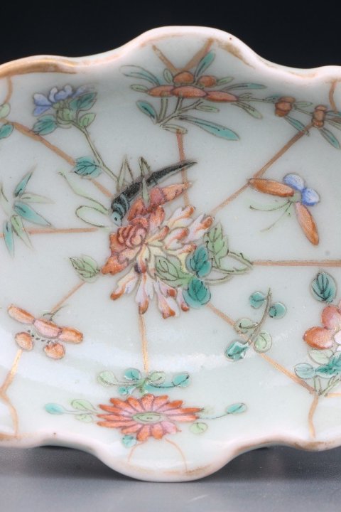 古玩陶瓷6644】清同治  本朝款豆青釉粉彩蝶戀花荷葉形筆添拍賣，當前價格4000元