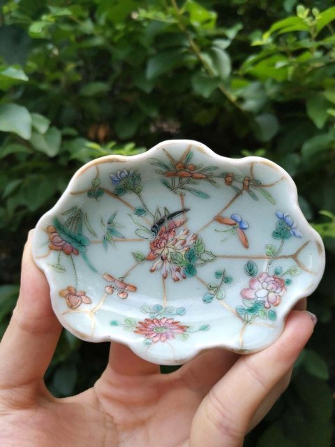 古玩陶瓷6644】清同治  本朝款豆青釉粉彩蝶戀花荷葉形筆添拍賣，當前價格4000元