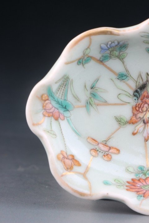 古玩陶瓷6644】清同治  本朝款豆青釉粉彩蝶戀花荷葉形筆添拍賣，當前價格4000元