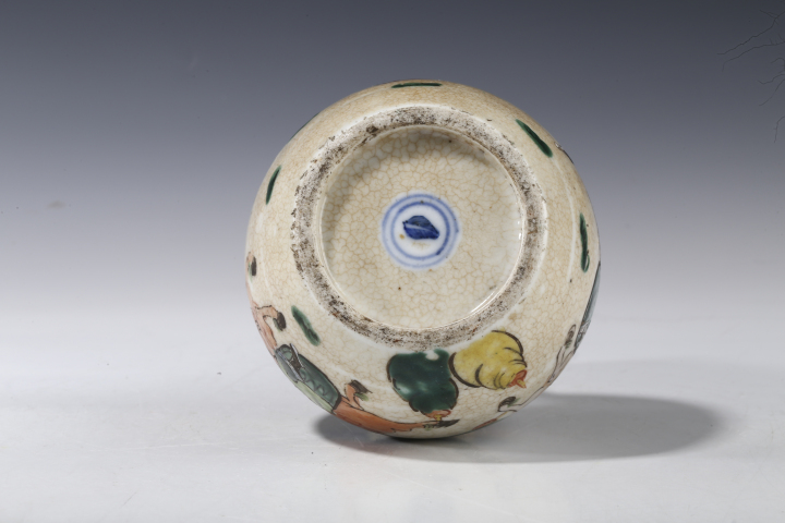 古玩陶瓷晚清·哥釉五彩刀馬人物紋天球瓶拍賣，當前價格3000元