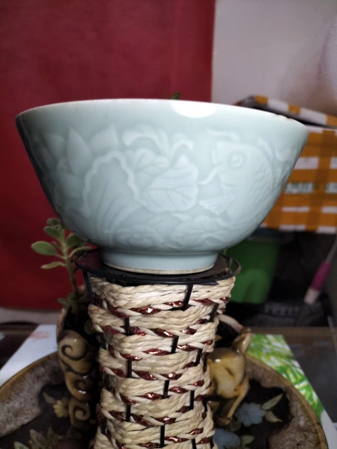 古玩陶瓷冬青釉刻魚蓮紋碗,口沿有飛皮拍賣,當(dāng)前價(jià)格1333元
