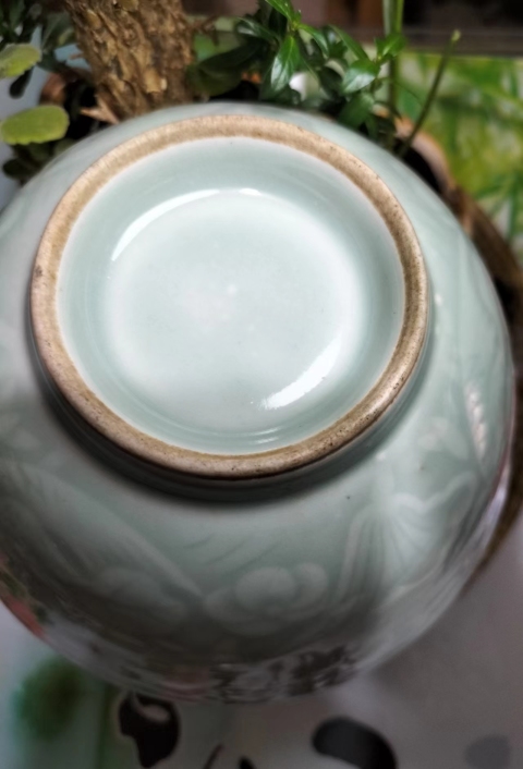 古玩陶瓷冬青釉刻魚蓮紋碗,口沿有飛皮拍賣,當(dāng)前價(jià)格1333元