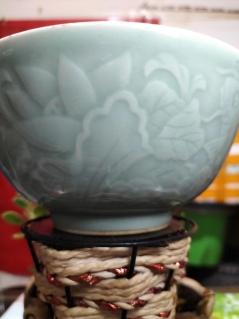 古玩陶瓷冬青釉刻魚蓮紋碗,口沿有飛皮拍賣,當(dāng)前價(jià)格1333元