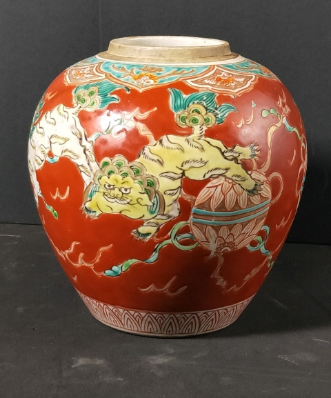 古玩陶瓷十九世紀晚期至二十世紀初期五彩飄帶繡球獅子紋罐拍賣,當前價格2300元